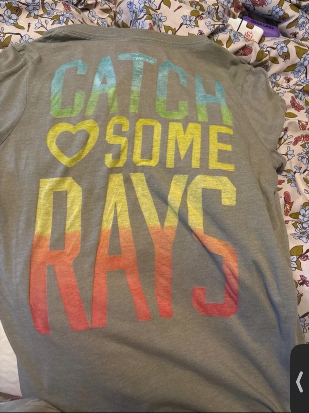 2010 Old Navy “Catch Some Rays”Graphic Tee in Gray with Multicolor Print